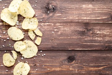 Patates cipsi ile baharat kahverengi ahşap tablo