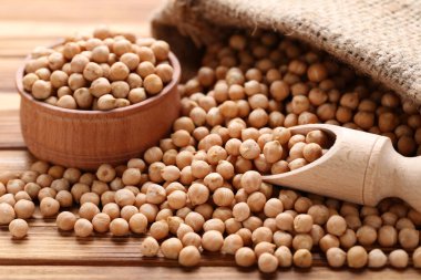 Kase ve kahverengi ahşap masa üstünde çul nohut