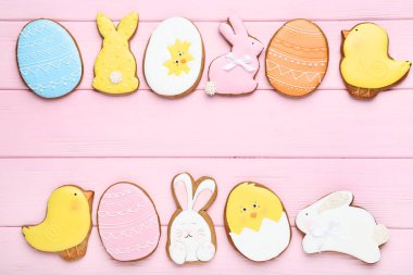 Pembe ahşap tablo Easter gingerbread çerezleri