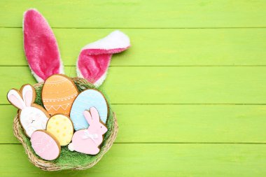 Paskalya gingerbread çerezleri üzerinde ahşap tavşan kulaklı sepeti 