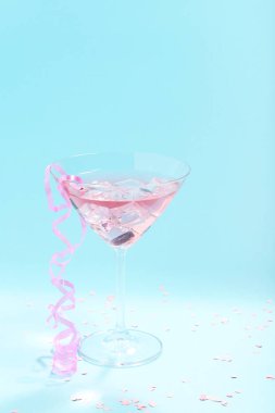 Kokteyl cam mavi zemin üzerine. Minimalizm kavramı