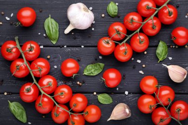 Kiraz domates fesleğen ile yapraklar, sarımsak ve baharat siyah woo