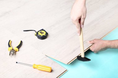 Adam ahşap laminat araçları ile yükleme