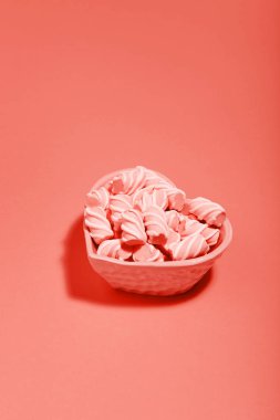 Kase üzerinde yaşam mercan lokum arka planını renklendirin. Minimalis