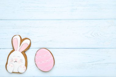 Ahşap tablo Easter gingerbread çerezleri