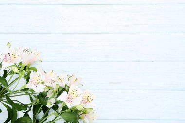 Ahşap masaya alstroemeria çiçek buketi