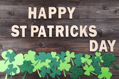 Br mutlu St Patricks Günü kitabe ile kağıt yonca yapraklar