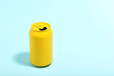 Alüminyum sarı arka plan üzerinde olabilir. Minimalizm kavramı