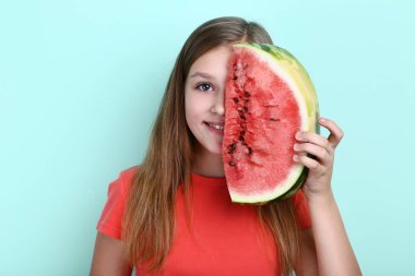 Dilim karpuz nane arka plan üzerinde sevimli genç kız