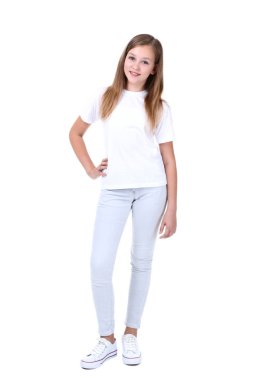Beyaz arka plan üzerinde sevimli genç kız