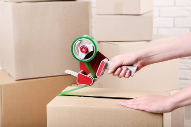 Dağıtıcı ile karton kutu ambalaj erkek eller