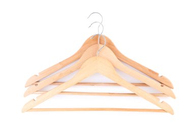 Beyaz arkaplanda izole ahşap askılar