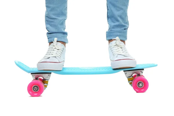 Ragazza con skateboard su sfondo bianco — Foto Stock
