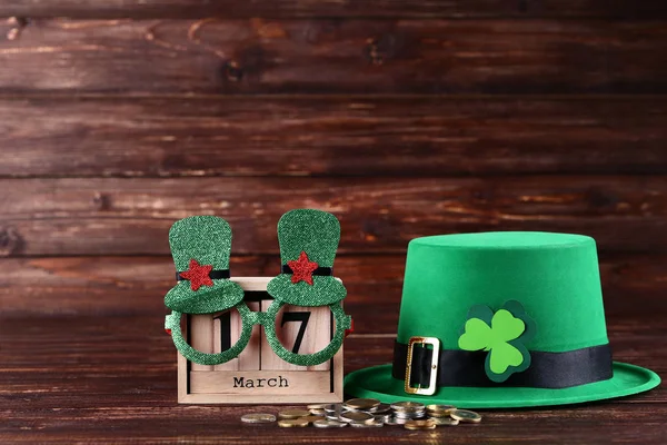 Día de San Patricio. Sombrero verde con hojas de trébol, calendario de madera , —  Fotos de Stock