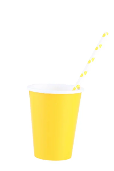 Gelbe Pappbecher mit Stroh isoliert auf weißem Hintergrund — Stockfoto
