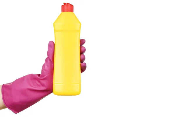 Жіноча рука тримає пляшку з миючим засобом на білому тлі — стокове фото