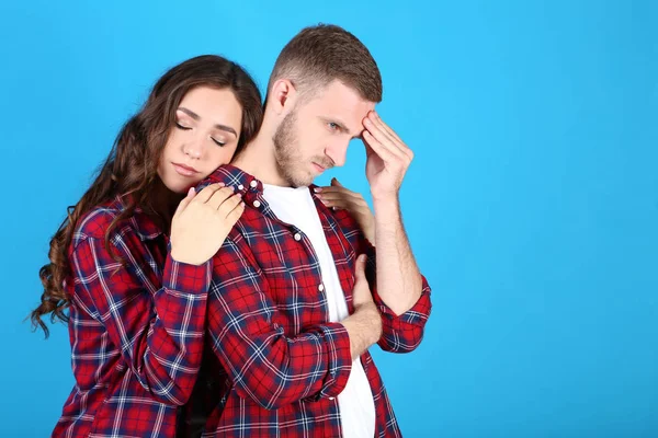 Pasangan muda yang cantik dengan latar belakang biru — Stok Foto