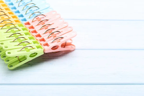 Kleurrijke plastic wasknijpers op houten tafel — Stockfoto