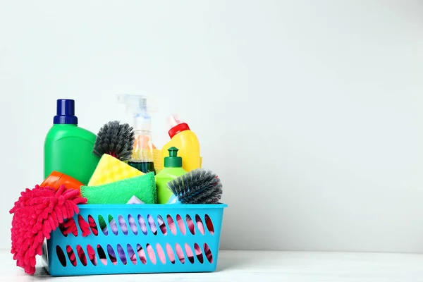 Frascos con detergente y herramientas de limpieza sobre fondo gris —  Fotos de Stock