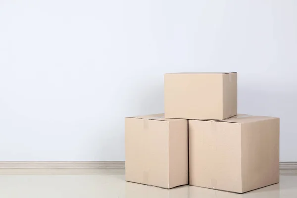 Cajas de cartón sobre fondo gris — Foto de Stock