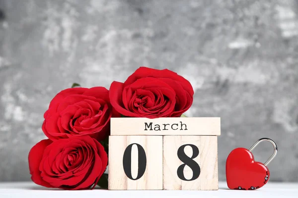 Día de la Mujer en calendario de madera con rosas rojas y en forma de corazón p — Foto de Stock