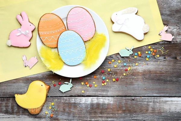 Easter gingerbread cookies with napkin and sprinkles on wooden t — Stock Photo, Image