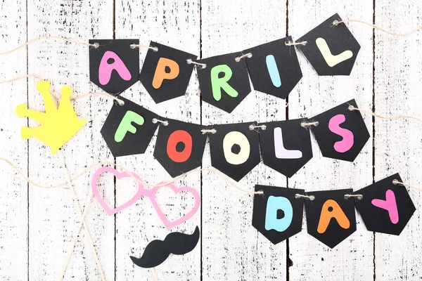 Iscrizione April Fool s Day con stand di carta puntelli — Foto Stock