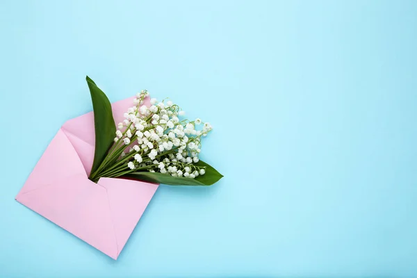 Mavi renkli zarfa çiçeklerle Lily vadi — Stok fotoğraf