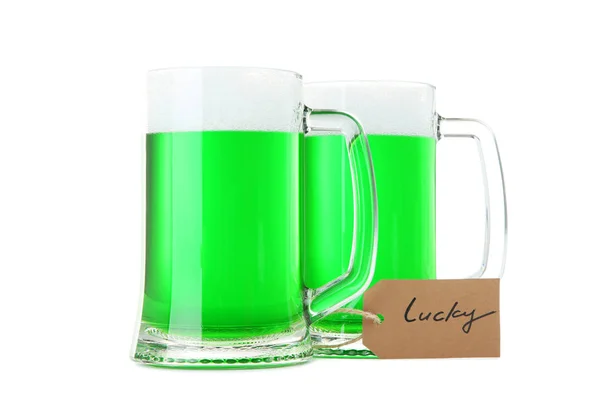 Día de San Patricio. Cerveza verde en tazas y tarjeta de papel con texto L —  Fotos de Stock