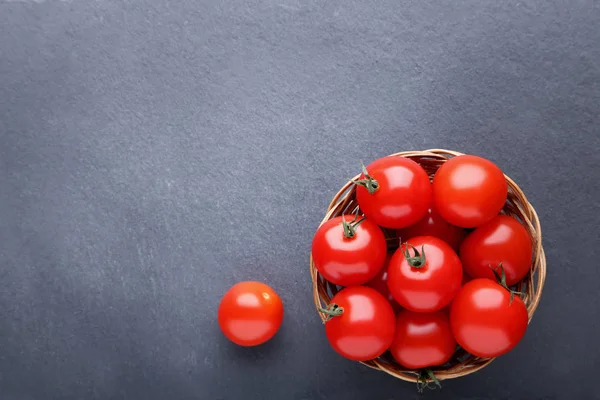 Tomat ceri dalam keranjang dengan latar belakang hitam — Stok Foto
