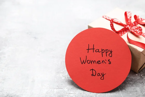 Text Happy den žen s krabičky na šedý dřevěný stůl — Stock fotografie