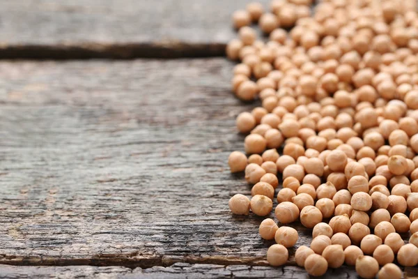 Pois chiches sur table en bois gris — Photo