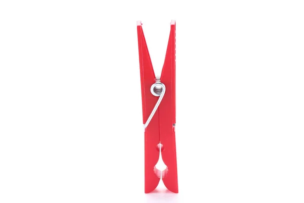 Beyaz arka plan üzerinde izole kırmızı clothespin — Stok fotoğraf