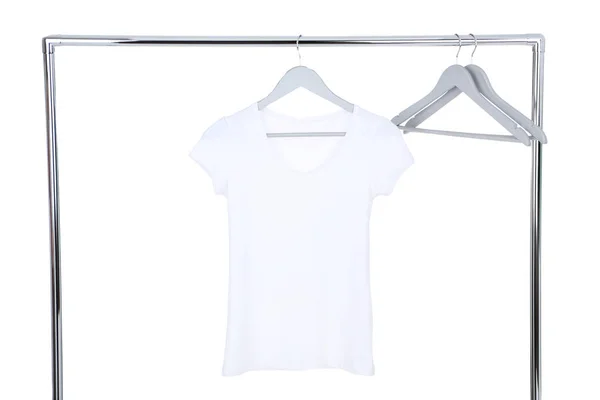 T-shirt branca pendurada no cabide de madeira — Fotografia de Stock