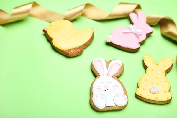 Biscuits au pain d'épice de Pâques avec ruban sur fond vert — Photo