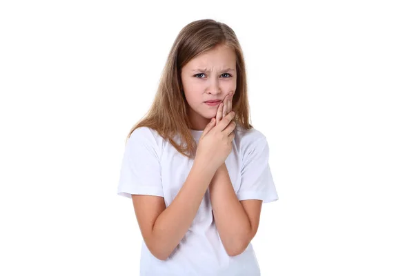 Молодая девушка с зубной болью на белом фоне — стоковое фото