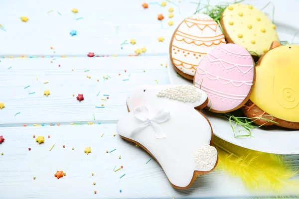 Easter gingerbread cookies in plate with sprinkles on wooden tab — Stock Photo, Image