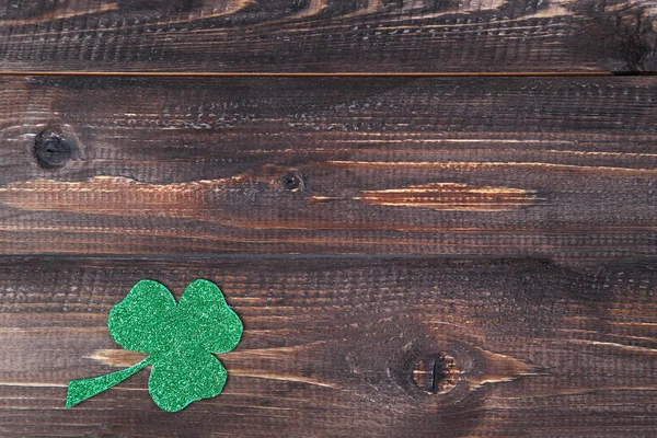 Hoja de trébol verde sobre mesa de madera marrón —  Fotos de Stock