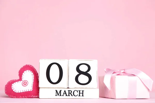Frauentag auf Holzkalender mit Stoffherz und Geschenkbox — Stockfoto