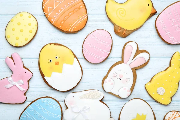 Easter gingerbread cookies on wooden table — Stock Photo, Image