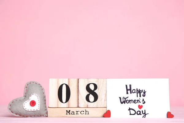 ファブリック ハートとテキスト幸せな女性の日木製カレンダー — ストック写真