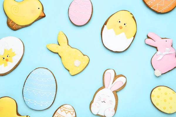 Easter gingerbread cookies on blue background — Stock Photo, Image