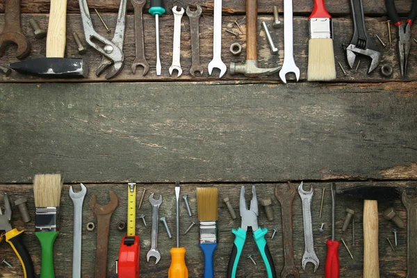 Diversi utensili su tavolo grigio in legno — Foto Stock