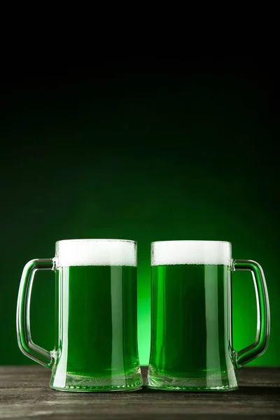 День Святого Патріка. Скло кружки з зеленим пивом на темному тлі — стокове фото