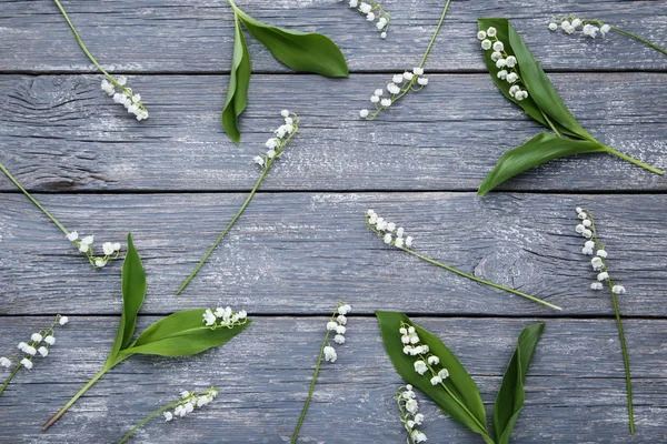 Lys de la vallée fleurs sur table en bois gris — Photo