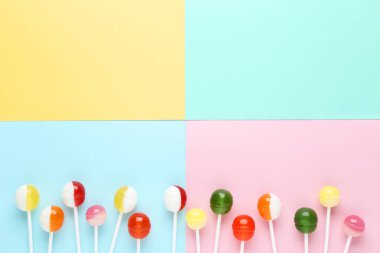 Renkli arka plan üzerinde tatlı lolipop
