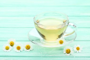 Çay nane ahşap masa üzerinde papatya çiçeği ile