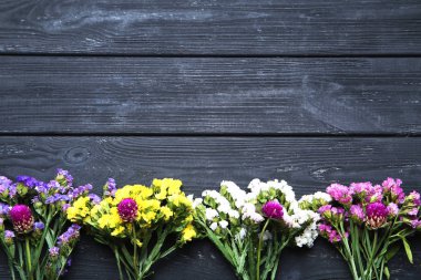 Bahar çiçekleri siyah ahşap tablo