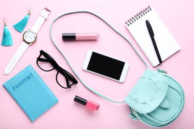 Kozmetik, kol saati ve pembe backg smartphone ile çanta