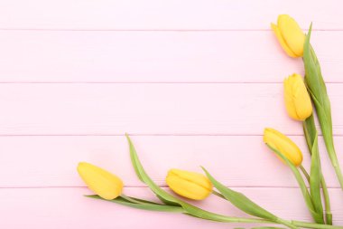 Buket pembe ahşap masa üzerinde Sarı laleler